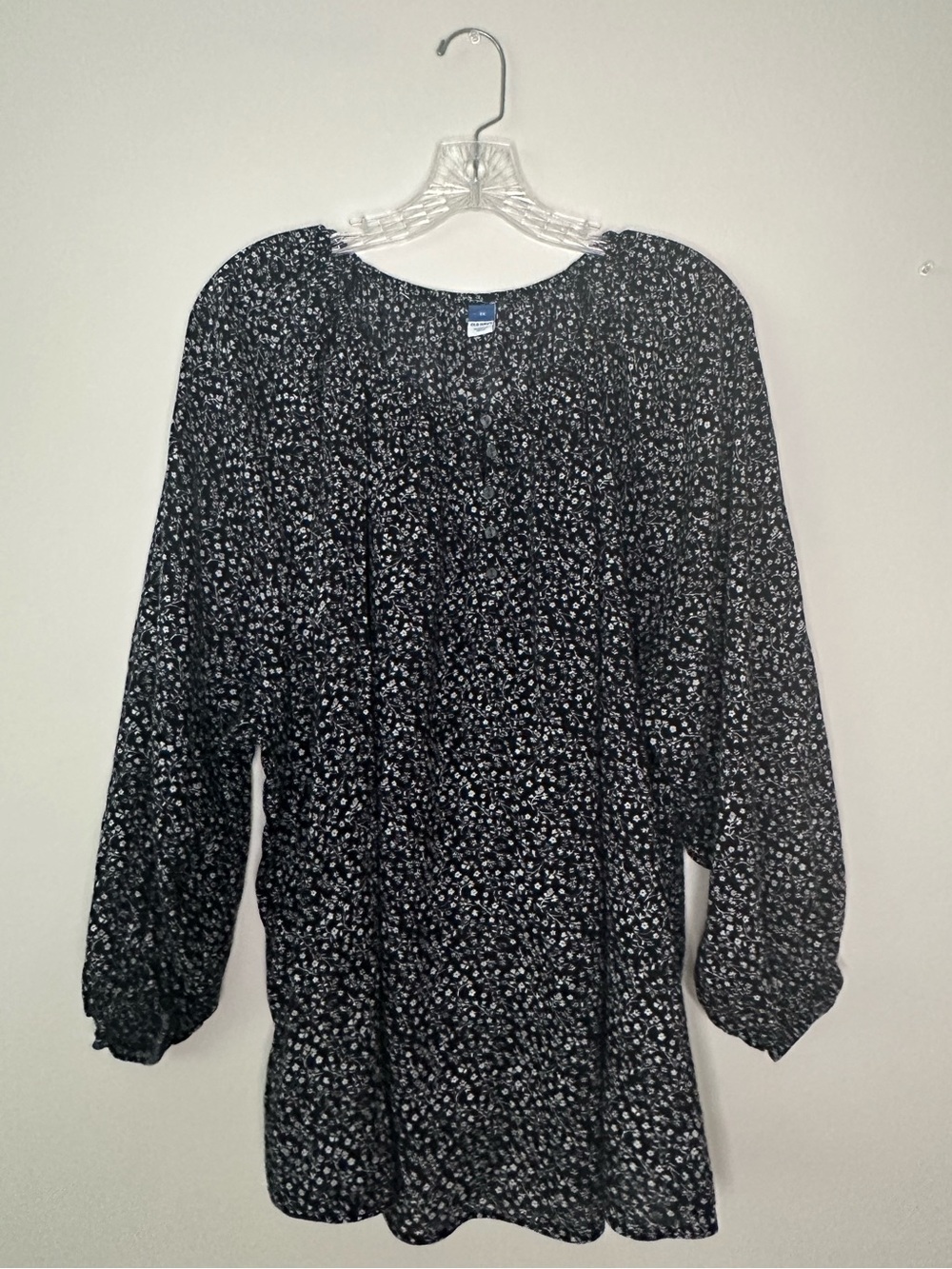 Old Navy 3X black/white floral print pheasant style top w/3/4 sleeves.